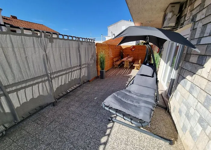 公寓 Mit Terrasse Und Grill In Strandnaehe By Interhome 茨里克韦尼察
