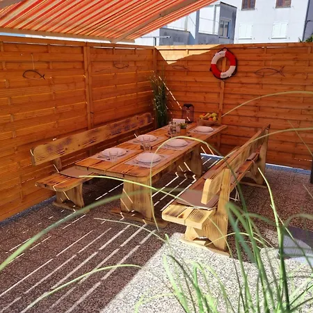 Mit Terrasse Und Grill In Strandnaehe By Interhome * 크리크베니카