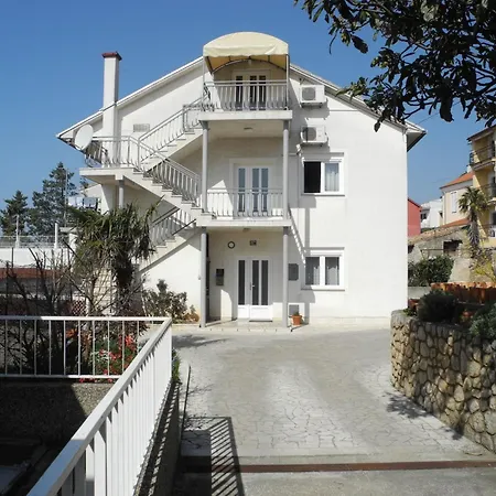 Mit Terrasse Und Grill In Strandnaehe By Interhome